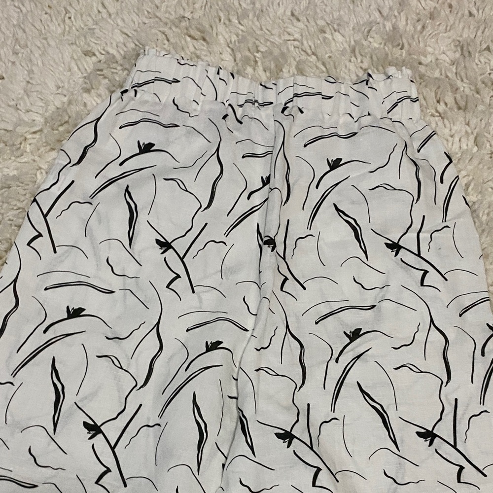 Little lies size small womens Abstract Black and White flare bottom Pants NWOT - Picture 10 of 16